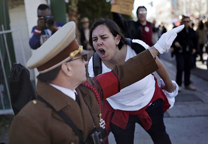Женщина кричит на человека "в образе" Гитлера на акции протеста против президента Дональда Трампа, Лас-Вегас, январь 2017