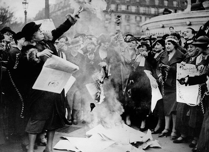 Феминистки сжигают избирательные плакаты, поддерживая избирательное право для женщин, Париж, Франция, 1935