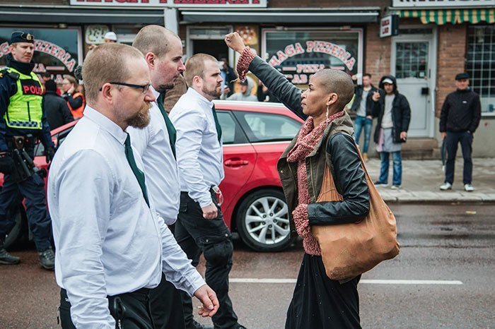 Мария-Тереза "Тесс" Асплунд стоит перед участниками нацистской демонстрации. Борленг, Швеция, 2015
