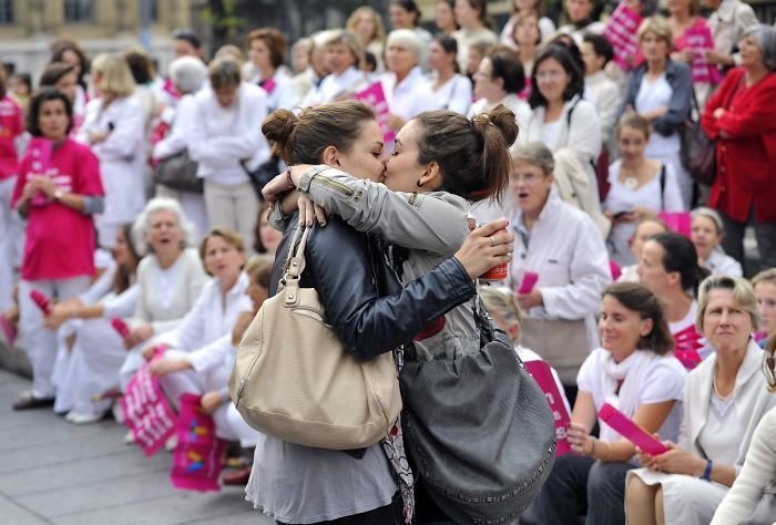 Две женщины целуются во время акции против гомосексуальных браков. Франция, 2012 год