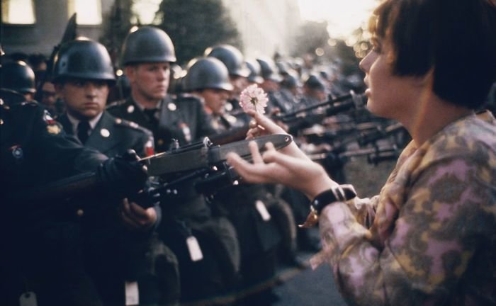 Пацифистка Джейн Роуз Кэсмир с цветком. Пентагон, протест против войны во Вьетнаме, 1967