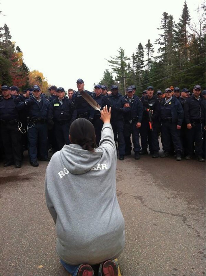 Женщина просит полицейских не применять силу на протестующих в Нью-Брансуике, Канада, октябрь 2013. Протест против добычи сланцевого газа.