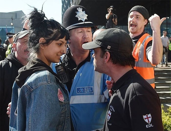 Мусульманка улыбается участнику демонстрации Лиги английской обороны (организации, выступающей против исламизации страны), Бирмингем, Англия
