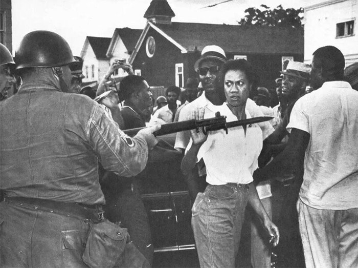 Глория Ричардсон отталкивает штык национального гвардейца во время протеста в Кембридже, штат Мэриленд, 1963
