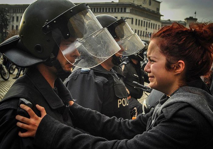 Девушка умоляет полицейских не применять силу против протестующих. Болгария, 2013