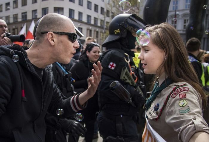 16-летняя Люси Мысликова выступает против демонстрации неонацистов в Чехии
