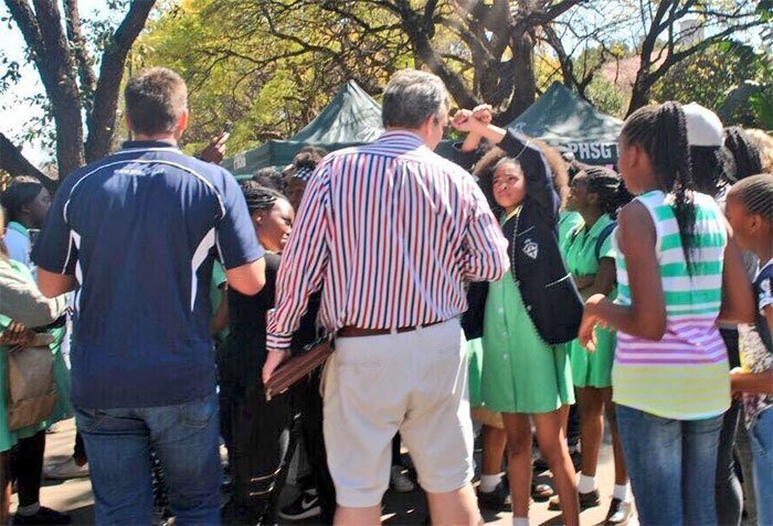 Школьницы протестуют против расистов (они оскорбляли их афро прически) в средней школе для девочек, Претория, ЮАР, 2016 