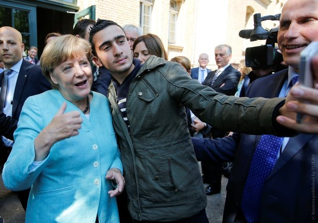 Ангела Меркель сфотографировалась с беженцем 