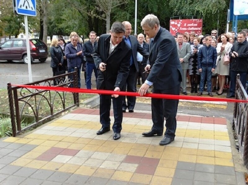 В Усть-Лабинске чиновники торжественно открыли тротуар