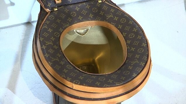 Художница сделала унитаз из 24 сумок Louis Vuitton