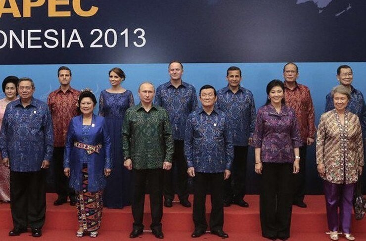 5. Участники форума на Бали (Индонезия), 2013 год. Расшитая рубашка идеально сочетается с классическим низом 