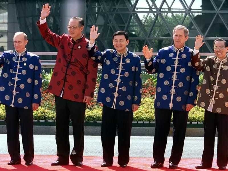 7. На саммите АТЭС в 2001 году в Шанхае все облачились в китайские национальные костюмы