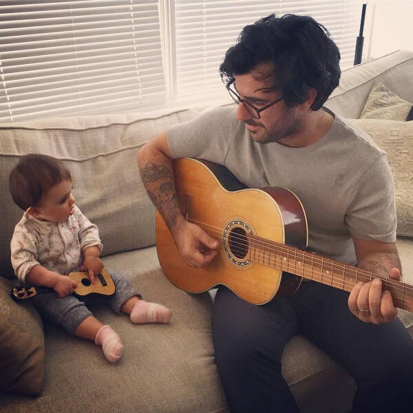Уже обучает дочь игре на гитаре 