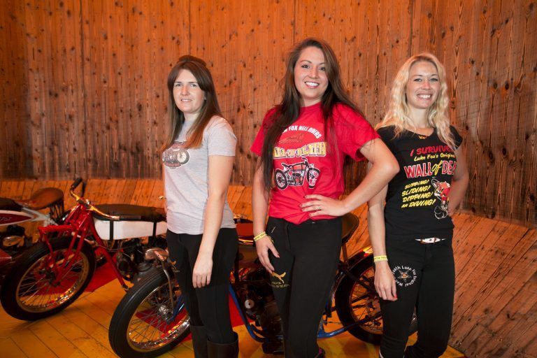 Три женщины из Великобритании колесят по "стене смерти"