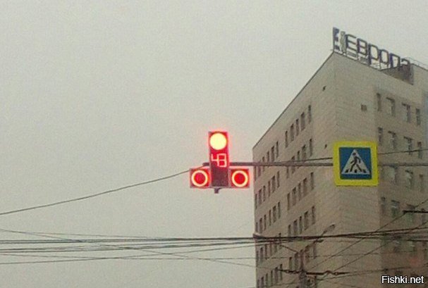 новый светофор «эротической формы» в центре города Красноярска