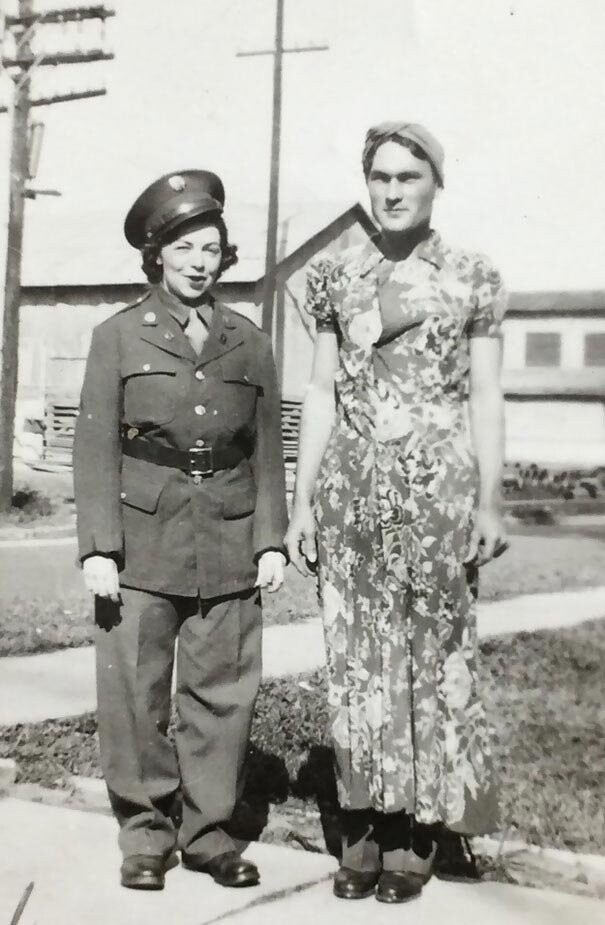 "Мои бабушка и дедушка поменялись одеждой, 1943 год"
