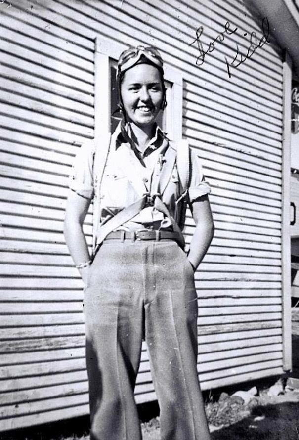 "Мою бабушку не взяли в ВВС, потому что она была женщиной. Поэтому она просто учила летать молодых лётчиков для Второй мировой войны в Стефенвилле, штат Техас, 1940-е годы"