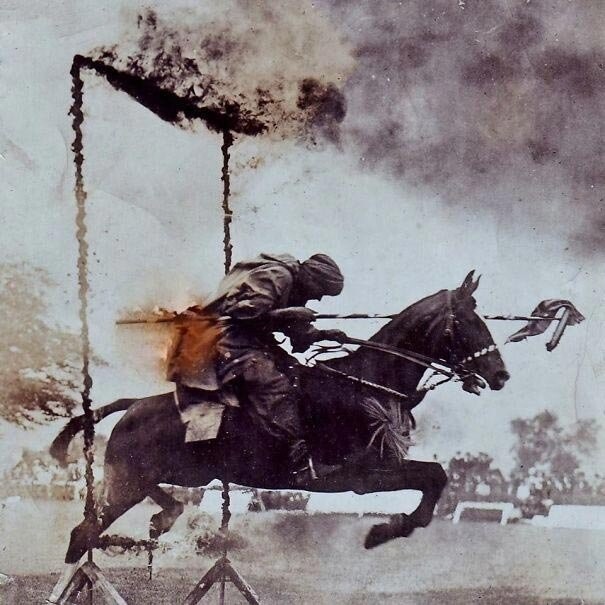 "Мой прадед демонстрирует одну из лошадей, которую он тренировал для Первой мировой войны, Петавава, примерно 1922 год"