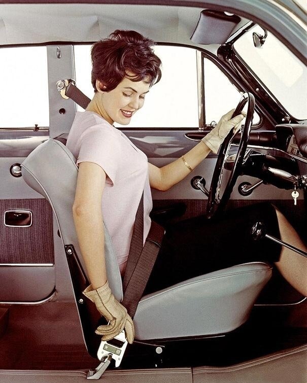 "Моя бабушка демонстрирует трёхточечный ремень безопасности в Volvo, 1959 год"