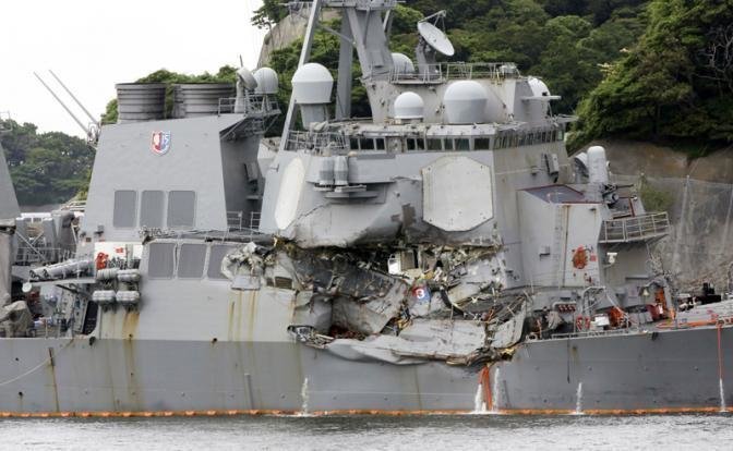 На фото: эсминец США «Фицджеральд» после столкновения с контейнеровозом ACX Crystal 