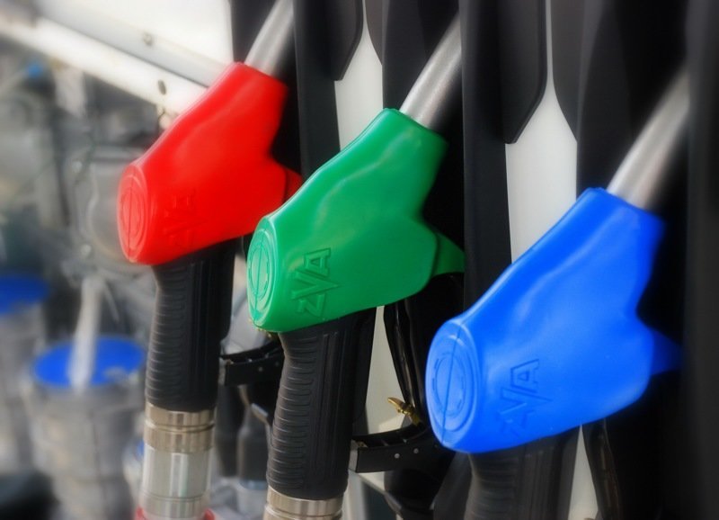 Госдума утвердила повышение акцизов на бензин и автомобили мощнее 200 л.с