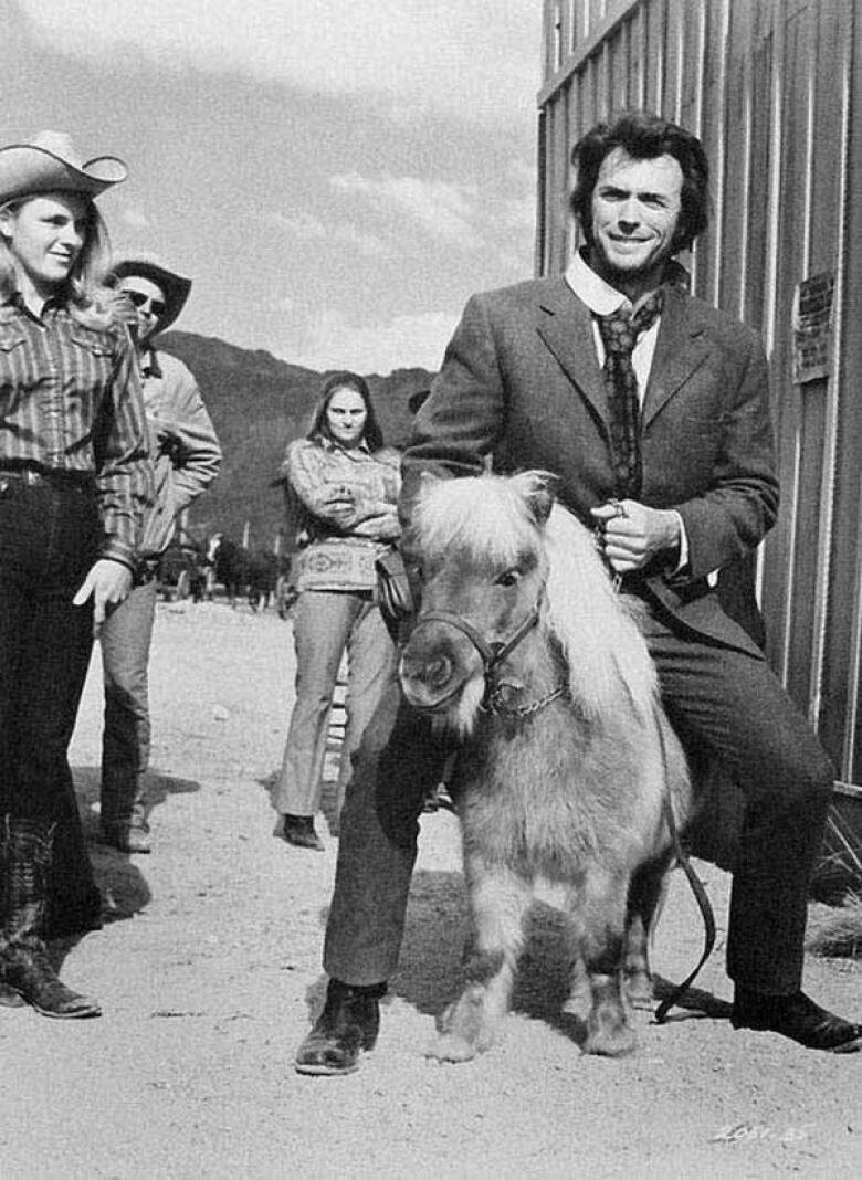Клинт Иствуд и пони на съемках фильма «Джо Кидд», 1971 год.