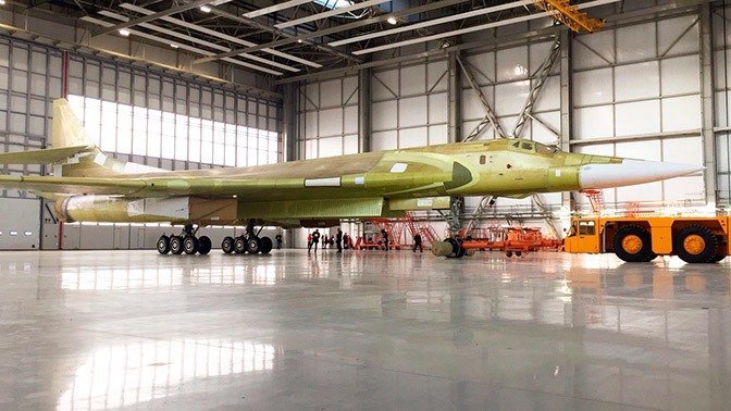 Модернизированный «Белый лебедь» Ту-160М: первые кадры легендарного самолета на заводе в Казани