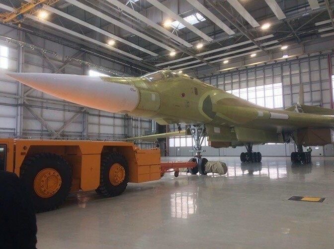 Модернизированный «Белый лебедь» Ту-160М: первые кадры легендарного самолета на заводе в Казани