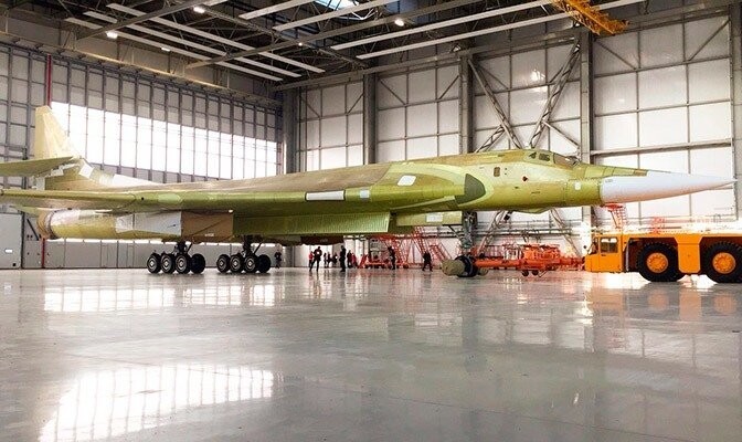 Модернизированный «Белый лебедь» Ту-160М: первые кадры легендарного самолета на заводе в Казани
