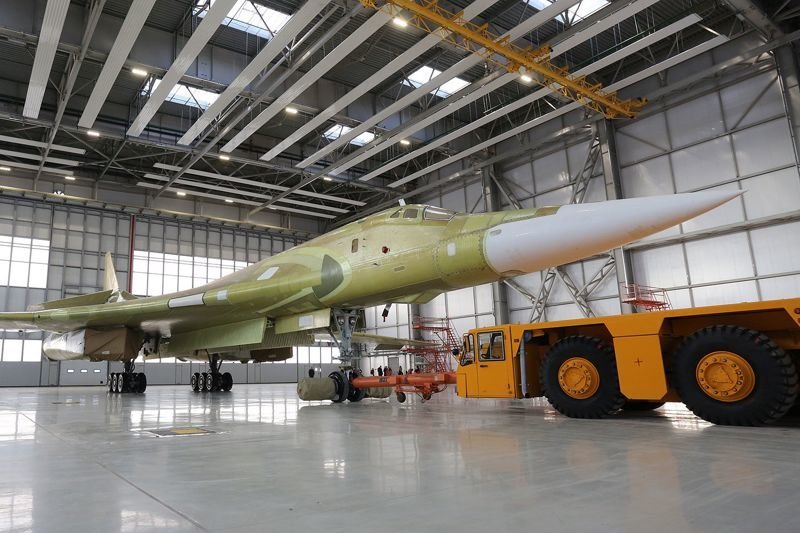 В Казани выкатили новый ракетоносец Ту-160