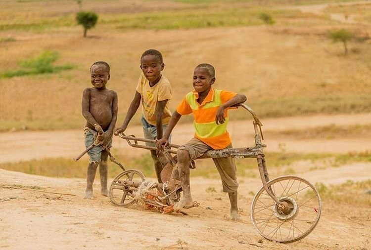 По уровню детской смертности Ангола занимает первое место в мире. В среднем 184 ребёнка из 1000 умирают в первый год жизни