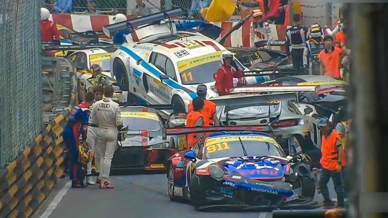 Массовая авария на гонке FIA GT в Макао