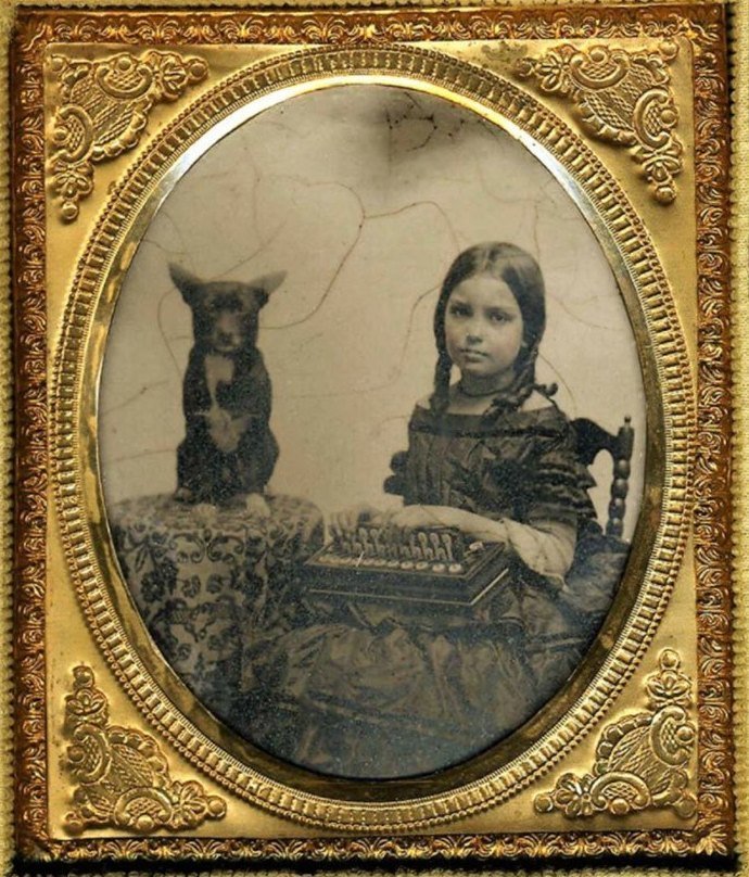 Это фото сделано в 1860. Что на руках у девочки?