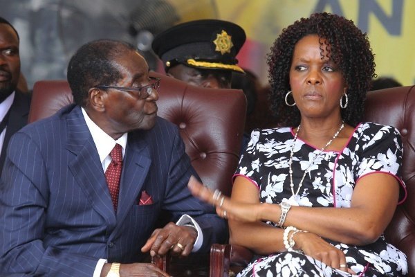 Президента Зимбабве свергли из-за жены