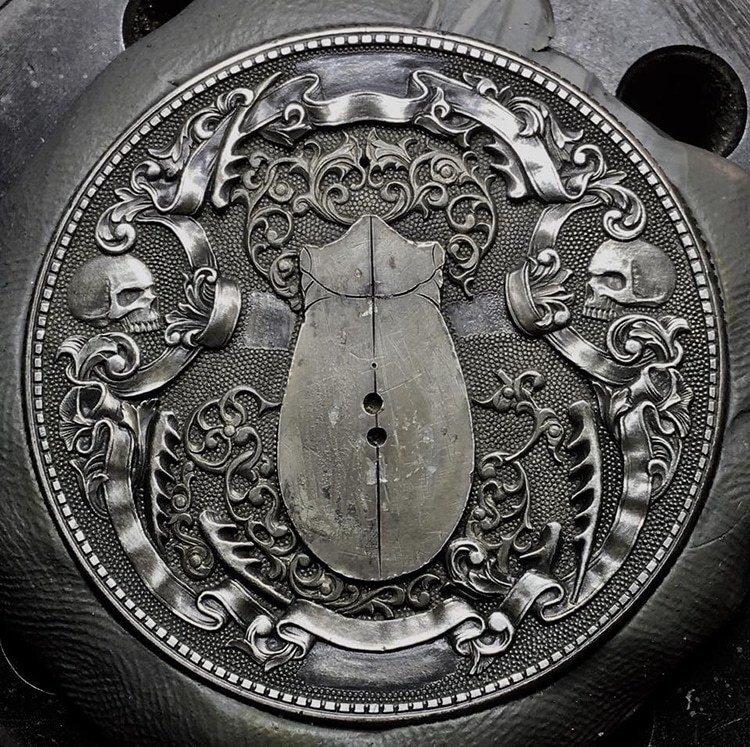 На создание "Золотого жука" Бутина вдохновило одноименное произведение Эдгара Аллана По. По словам мастера, монета является "символом охоты за сокровищами", что перекликается с темой новеллы.