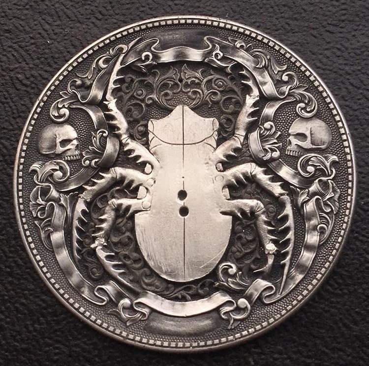 "Жук" сделан из двух Моргановских долларовых монет 1921 года и 5-долларовой золотой монеты 2015 года