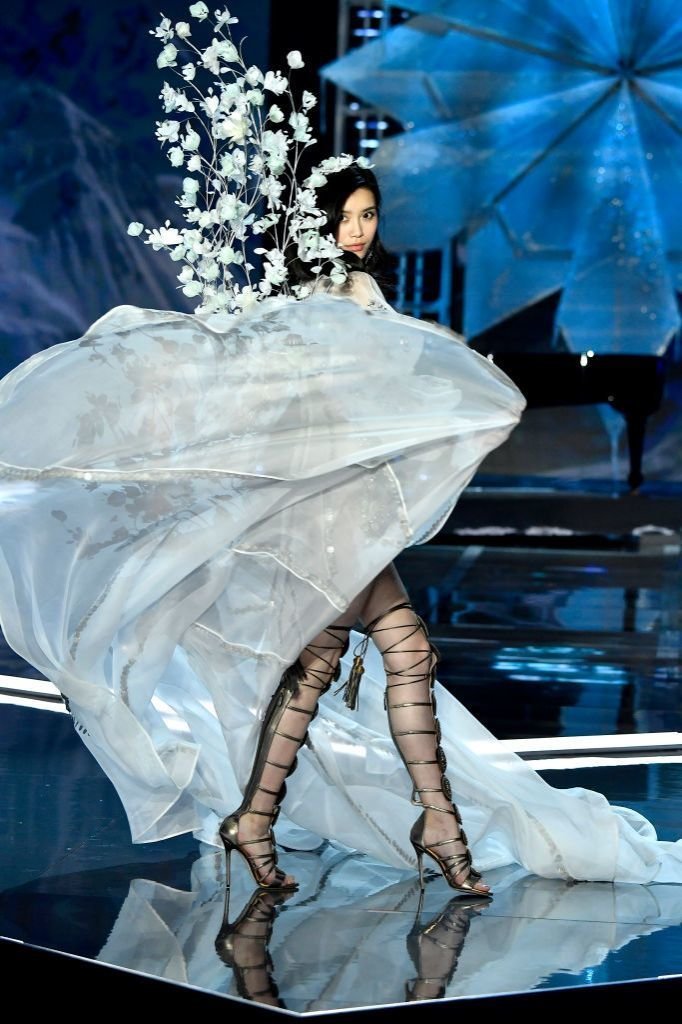 Модель Victoria's Secret упала с невероятной грацией