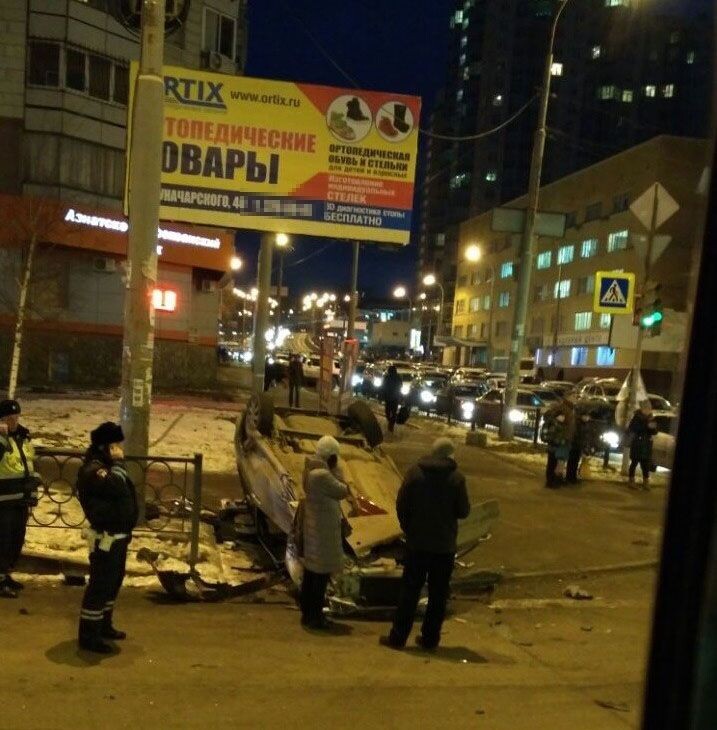 Авария дня. В Екатеринбурге ВАЗ перевернулся и придавил пешехода