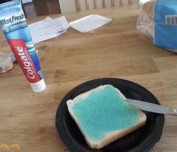 Если вы торопитесь утром, намажьте зубную пасту на бутерброд. Можно одновременно почистить зубы и позавтракать