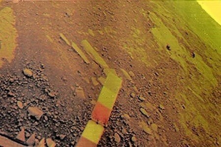 Фотографии поверхности Венеры, сделанные советскими аппаратами "Венера - 13" и "Венера - 14"