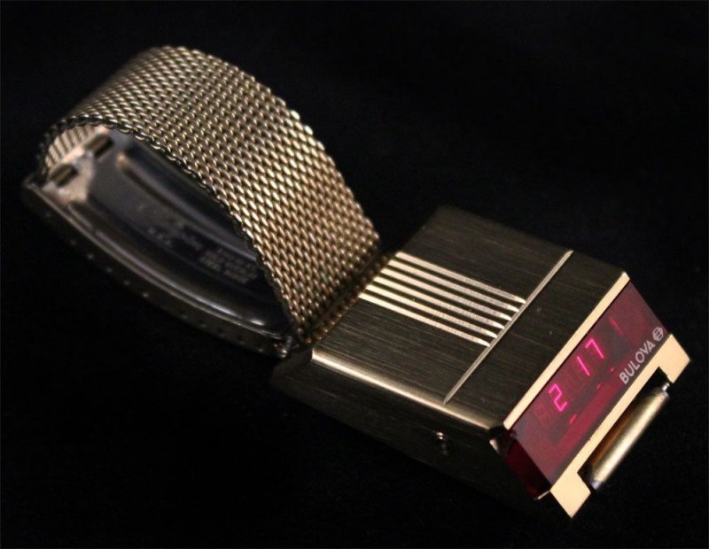 Самые, пожалуй, известные водительские часы - Bulova Computron, первая модель которых вышла в 1975 г. 