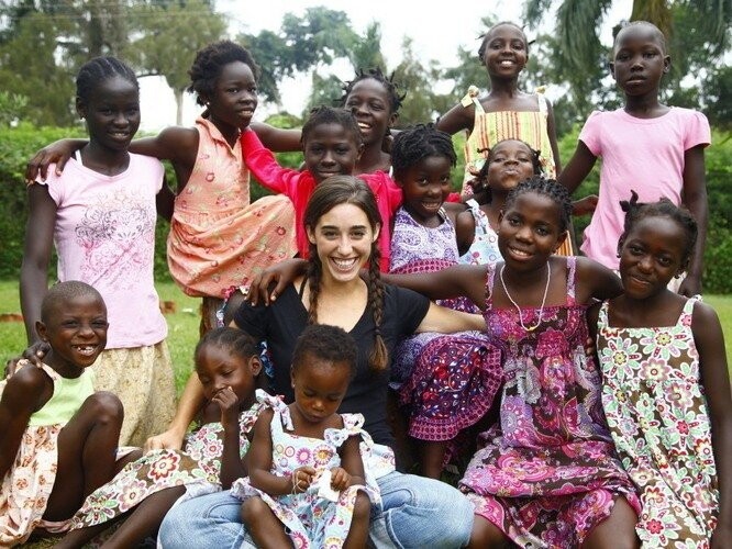 22-летняя американка стала мамой для 13 детей из Уганды