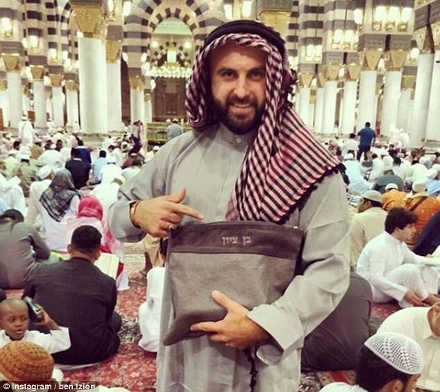 Больше всего возмущений вызвал этот снимок: Цион держит сумку с надписью на иврите в Мечети Пророка