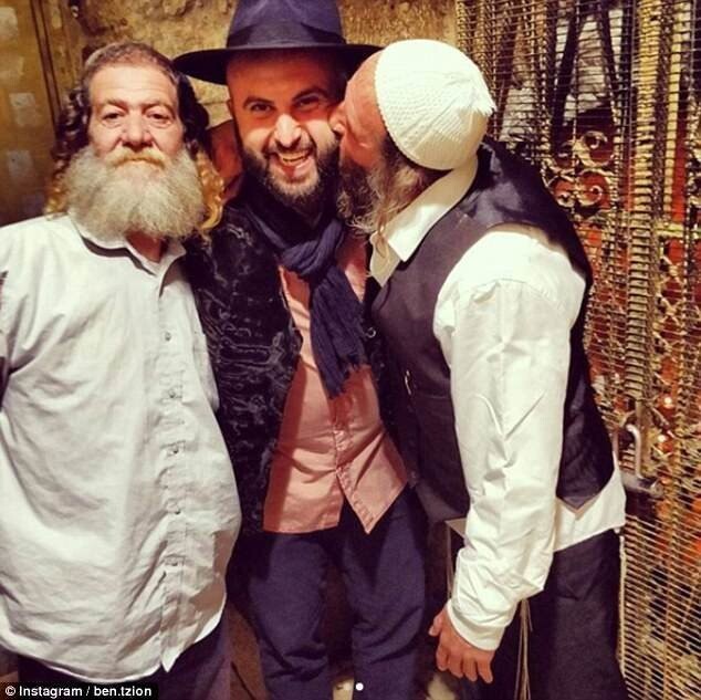 Израильтянин вызвал скандал в сети, посетив мусульманские святыни