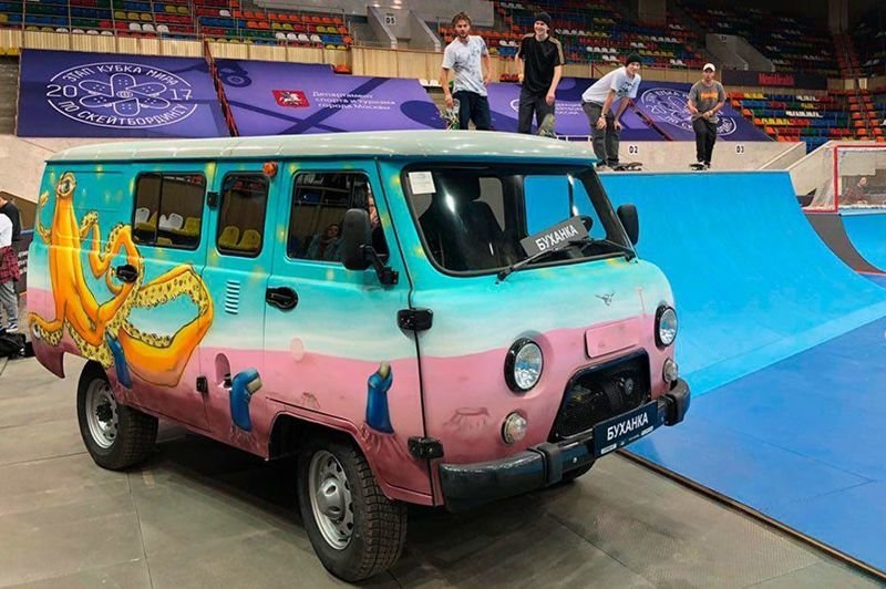 Ульяновский автомобильный завод (УАЗ) с 2018 года начнет выпуск специальной версии остекленного фургона УАЗ-452, предназначенного для скейтбордистов.