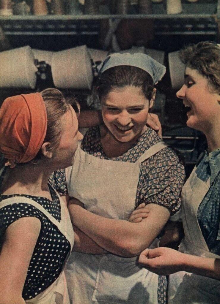Советские девушки на журнальных фотографиях
