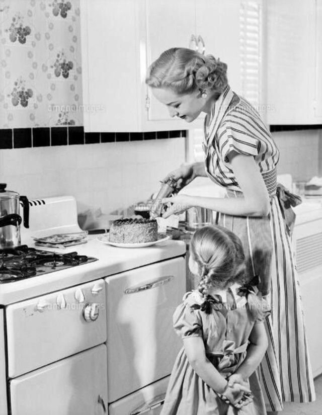 6) Девочки всегда были рядом с мамами. Они наблюдали, как готовить, стирать, убирать, старались помочь 