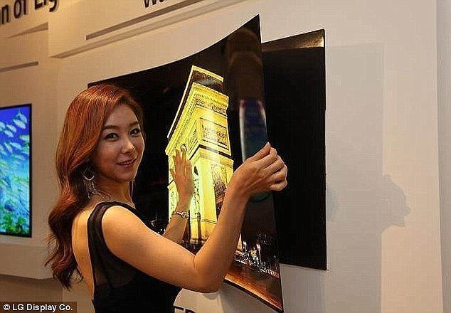 В мае 2017 LG также представила концепт "телевизор-обои" (wallpaper TV) толщиной меньше 1 мм, который крепится к стене на магнитах и гнется без потери качества изображения.