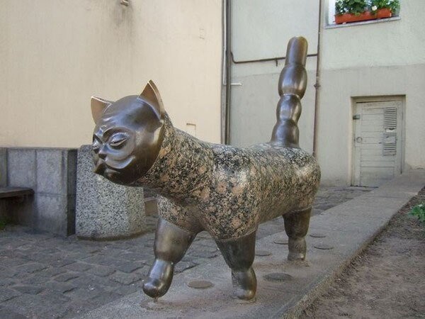 Скульптуры и памятники кошкам со всего мира