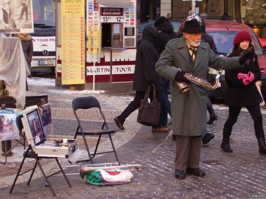 Уличный музыкант в центре Праги